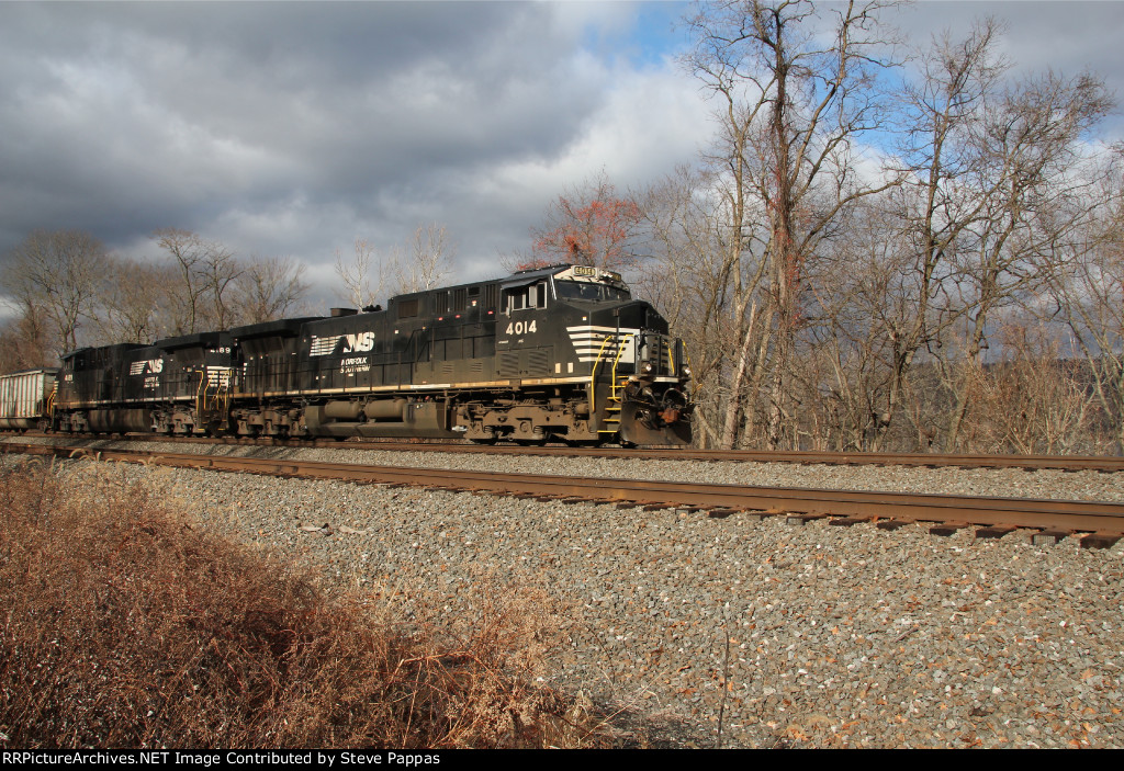 NS 4014 takes train 590 through Cove PA at MP 116